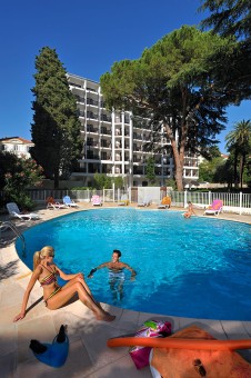 Resideal-Premium-Cannes--la-piscine