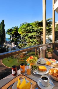 Resideal-Premium-Cannes---petit-dejeuner-terrasse